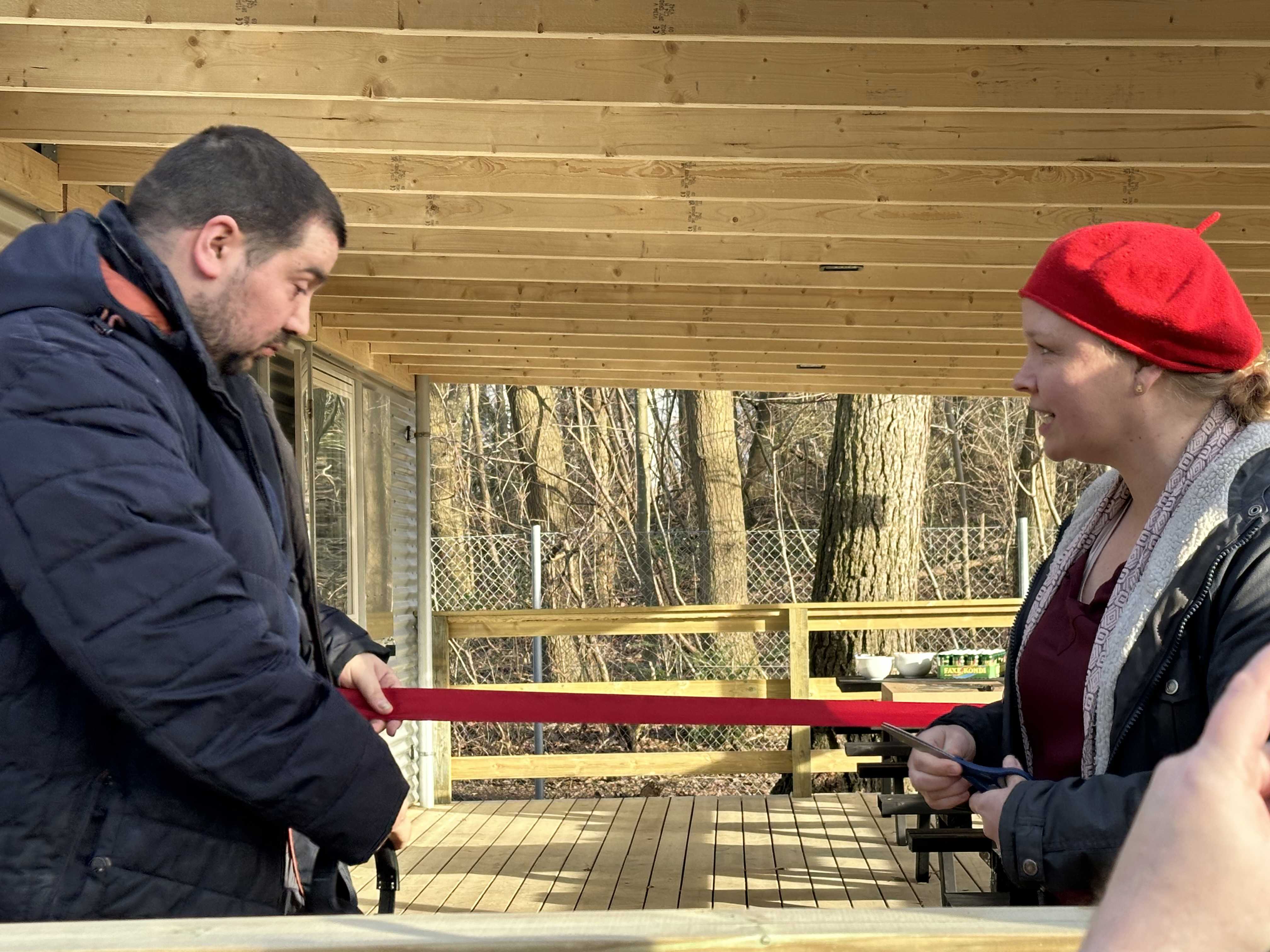 Formand for Beskæftigelsesudvalget Hajg Zanazanian og formand for Social- og Sundhedsudvalget Maja Højgaard klippede snoren til Kravlegården 