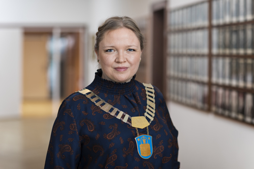 Maja Højgaard iført borgmesterkæde
