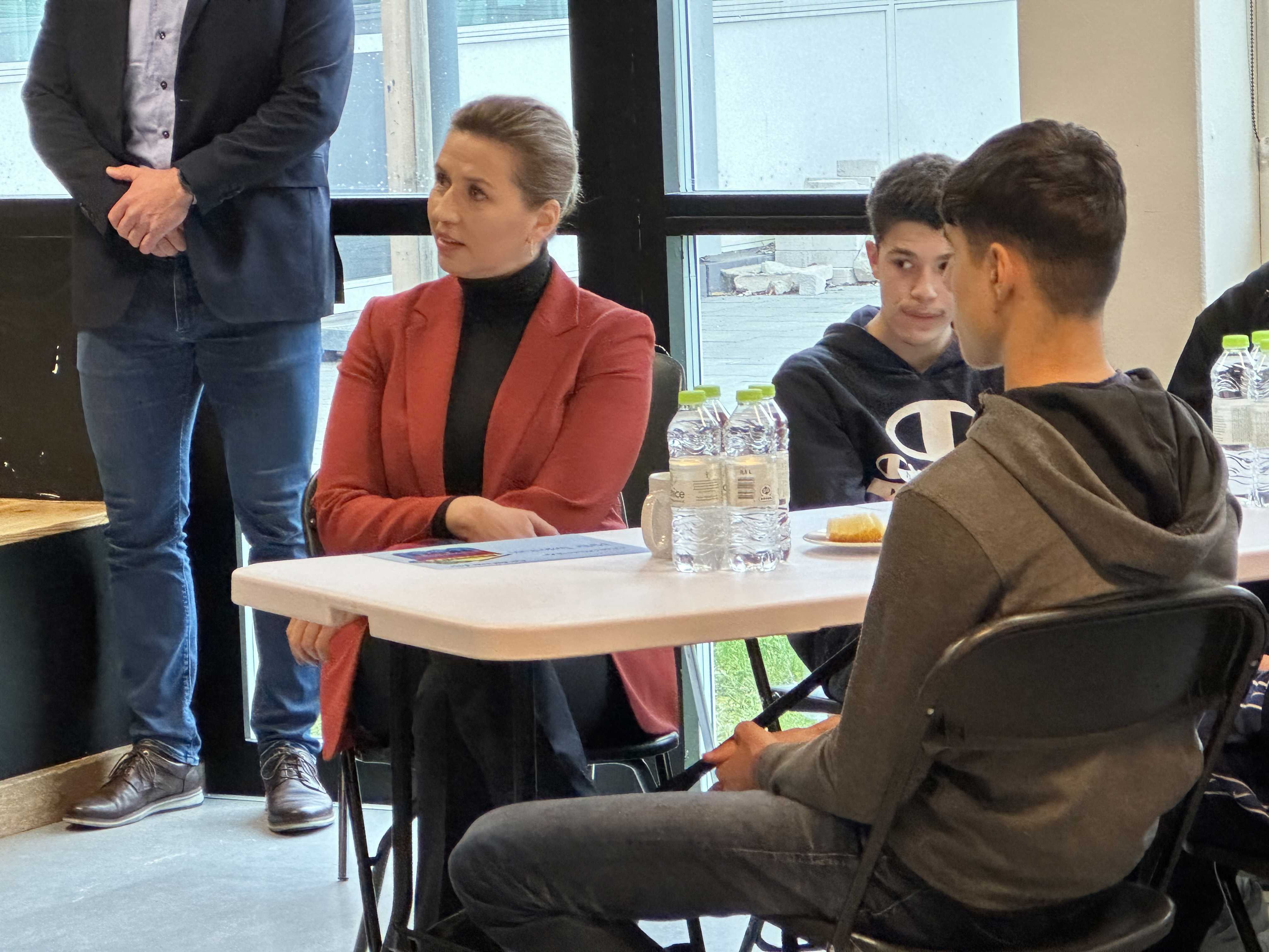 Statsminister Mette Frederiksen deltog med børne- og undervisningsminister Mattias Tesfaye i et dialogmøde med elever fra 8. og 9. klasse på Brøndby Strand Skole, hvor de talte om blandt andet nikotinprodukter, men også generel trivsel og karakter. 