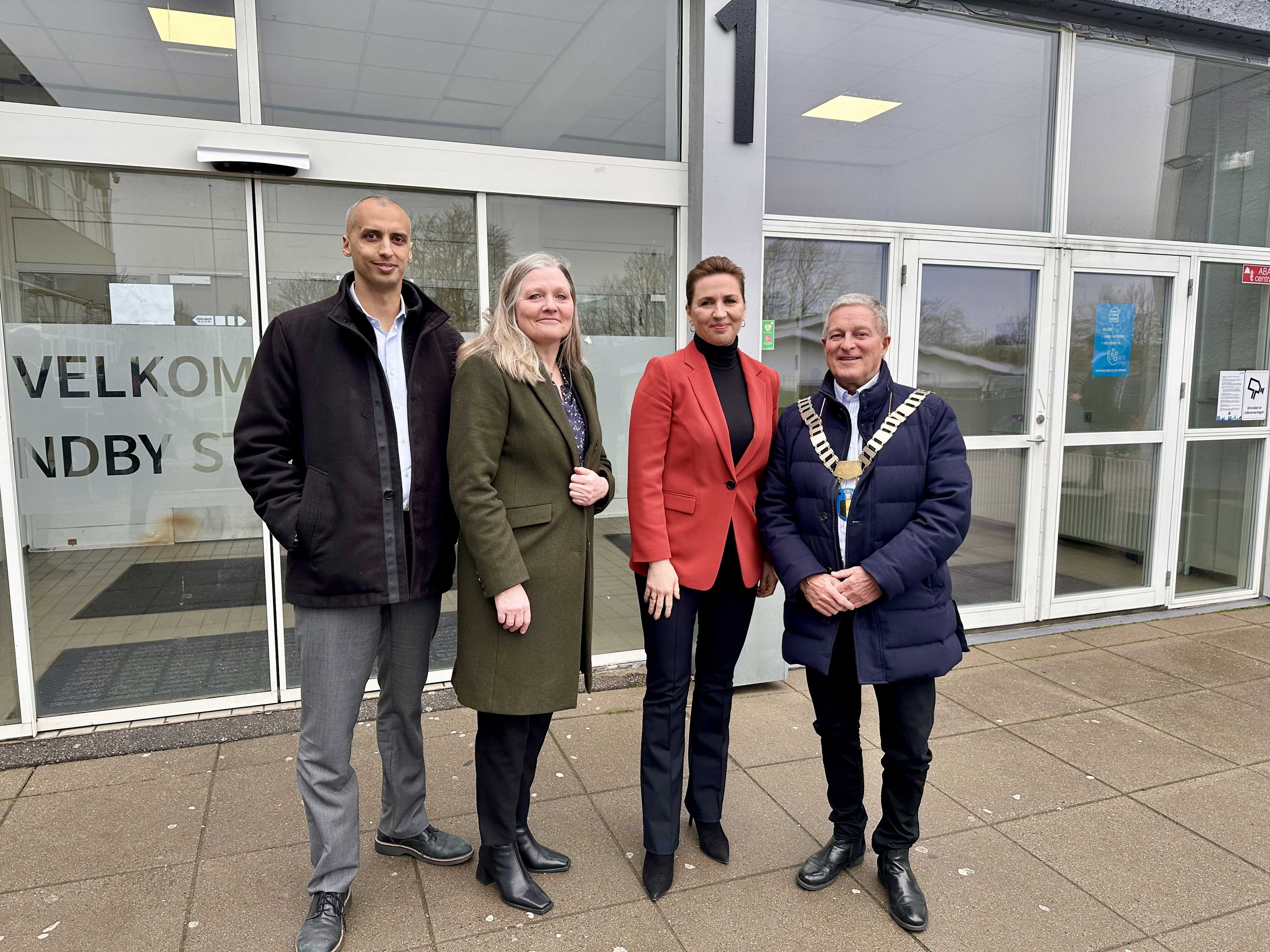 Børne- og undervisningsminister Mattias Tesfaye, skoleleder Rikke Rubek, statsminister Mette Frederiksen og Brøndby Kommunes borgmester Kent Magelund